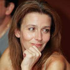 Елена сафонова родилась 14 июня 1956 года в ленинграде в семье известного актера всеволода сафонова и режиссера «мосфильма» валерии рублевой. Elena Safonova Biografiya Foto Kino Mail Ru