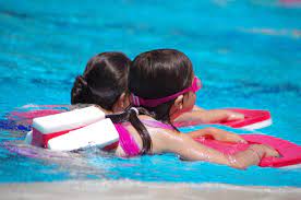 Wann ist die richtige zeit zum schwimmen lernen? Schwimmen Lernen So Klappt Es Bei Kindern Am Besten Babyartikel De Magazin
