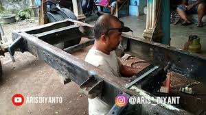 Teknik Perbaikan Chasis Pada Truk Oleh Bengkel Chasis Pak Jalal Youtube