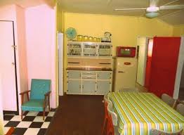 Came Across This Very Cool 1950 S Built Holiday House In South Australia Called The Aldinga Beach Retreat Retro Interior Design Beach Retreat Retro Interior