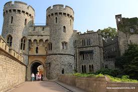 Il s'agit d'une forteresse le château de windsor a été construit du fait de sa position stratégique. Windsor Castle Visite De La Residence Preferee De La Reine