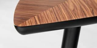 2 tables gigognes avec pattes en métal noires. Investissez Dans Cette Table Ikea Elle Va Avec Tout Et Vaudra Bientot 100 Fois Plus Cosmopolitan Fr