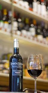 𝐀𝐜𝐭𝐨𝐫 me gusta casa gonzález porque es un sitio maravilloso, por su trato, por sus vinos. A Glass Of Ramon Bilbao Edicion Limitada At Casa Gonzalez Madrid Wine Bar Rioja Wine Wine