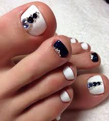 Bellas uñas con piedras para lucir en un evento especial. Diseno De Unas Para Los Pies Con Piedras Diseno De Unas