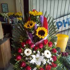 Variedad de arreglos, rosas, girasoles, cajas con rosas, chocolates, globos, bombones. Disenos De Arreglos Florales Naturales Photos Facebook