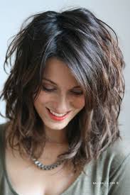 Et la raison de la grande popularité de ce type de coiffure la coupe femme mi long permet une énorme versatilité de styles et de choix de coiffures, peu importe si vous avez des cheveux fins ou des. Kate Beckinsale 2017