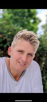 Hallo und schönen guten Morgen kennt eventuell jemand einen  Autoaufbereiter? Mein Fahrzeug müsste außen poliert werden. Egal ob privat  oder gewerblich. Die, die in Rutesheim in Frage kommen habe ich schon  abgeklappert.