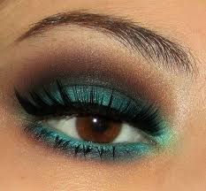 Makyaji Belirlemek Icin Siyah Goz Kalemi Kullanmali Ve Ayni Zamanda Baska Goz Fari Renkleriyle Yesil Goz Farini Birlikte Kull Makyaj Fikirleri Far Makyaj Look