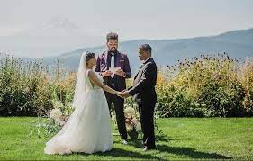 What Should I Do With My Hands? 4 Tips For First Time Wedding Officiants |  Amm Blog