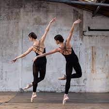 Chloé en attitude de dos. Pourquoi Faire De La Danse Classique