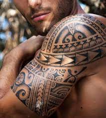 Tatouage polynesien homme sur bras épaule, par le tatoueur pierre martinez du salon de tatouage tahiti tattoo à sanary sur mer dans le var entre toulon et. Tatouage Maorie Et Signification Avec Motif De Bras Tatouage Maori Tatouage Tribal Homme Tatouage Maorie Epaule