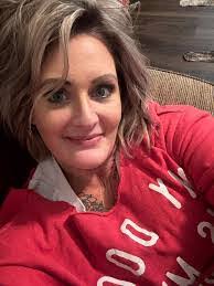 Elaine Revis's Instagram, Twitter & Facebook