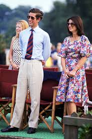 在黛安娜王妃（diana, princess of wales）和威爾斯親王查爾斯prince charles, the prince of wales）分居的前兩年（1993年），哈利與威廉分別是8歲和10歲，這時兩人的相處已經出現異常，查爾斯與公爵夫人卡蜜拉camilla, the duchess of cornwall）的婚外情因11分鐘的煽情對話外流而爆發；五個月後，黛安娜王妃與愛人james. ç­‰äº†ä¸€è¼©å­çš‡å† çš„æŸ¥çˆ¾æ–¯çŽ‹å­ é—œæ–¼ä»–çš„é¢¨æµéŸ»äº‹å'Œæš–çˆ¶æ—¥å¸¸éƒ½åœ¨é€™70å¼µç…§ç‰‡è£¡äº†
