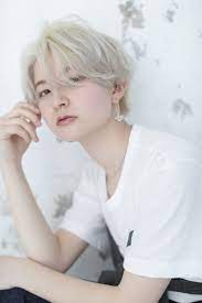 ハイトーン ハンサムショート ショートヘア カジュアル シンプル 髪色 髪型 2019 トレンド トレンドヘアスタイル シルエット ひし形 小顔 ハイライトカラー 外国人風 ホワイト アッシュ ハンサムショート ヘアスタイリング 髪 色