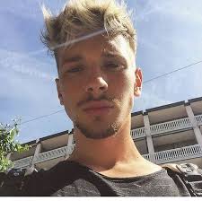 Născut și crescut în pantelimon în bucurești ionuț andrei radu și a început cariera la viitorul dus de mână la fotbal de bunica lui care văzuse un anunț în ziar. Portarul IonuÅ£ Andrei Radu In AtenÅ£ia News Ro