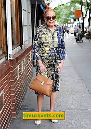 Ve moda sektörünün orta yaşlı kadınları. 60 Yil Icinde Secilecek Elbise Stilleri
