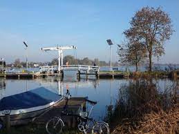 De gelden vanuit de vaarontheffingen vloeien na aftrek van de verwerkingskosten weer terug in het gebied d.m.v. A Linking Bridge Picture Of Reeuwijkse Plassen Tripadvisor