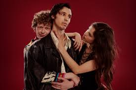 Bertrand est excédé par sa femme, toujours prête à prendre sur elle toute la misère du monde. Musique Marie Davidson Et L Oeil Nu A Trois C Est Mieux La Presse