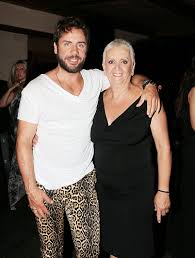 Lifestyle, videos and celebrity news! Ellhnes Celebrities Mas Systhnoyn Th Mhtera Toys