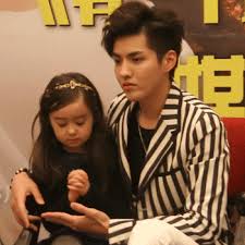 A snh48 member abruptly accused the kris wu of molesting her admid a controversy over sensitive photos of kris wu. Wu Yifan Cute Interaction Between Him And His On Screen Daughter Mr Galaxy Fanfan S House
