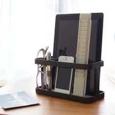 ついついテーブルの上で散らかりがちなリモコンやタブレットを一括収納 タブレット リモコンラック タワー のご紹介です シンプルなデザインなので 周りのインテリアの雰囲気を壊さず 色んな場所でお使いいただけます 仕切りで分けられているので タブレット