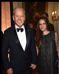 The only daughter of joe and his first wife neilia, naomi — known as amy — died on dec. 5 Fakta Ashley Biden Anak Joe Biden Yang Berkarier Di Bidang Sosial