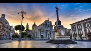 Ιταλική δημοκρατία (repubblica italiana), είναι κυρίαρχο κράτος στην ευρώπη. Katania H Mayrh Polh Ths Sikelias Italia Catania Italy Youtube