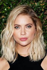 Eyebrow pencils, eyebrow tints, and eyebrow liners do a fantastic job of highlighting your best features! Blonde Hair Dark Eyebrow Celebrity Trend