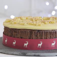 From traditional royal icing to cute gingerbread cutouts and a christmas eve five simple steps for how to cover your cake in marzipan and royal icing. Christmas Fruit Cake Decoration Ideas Misli Poklave