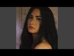 Kelli Slade's Instagram, Twitter & Facebook