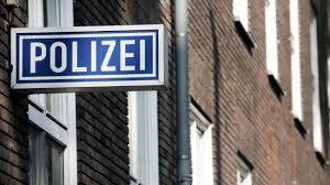 Am montag (23.08.2021) waren nach angaben der polizei mehrere menschen mit vergiftungserscheinungen wie unwohlsein und verfärbungen an den extremitäten in kliniken gebracht worden. Notfalle Ermittlungen Wegen Mordversuchs Nach Giftanschlag In Uni Zeit Online