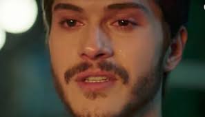 When the family is in the danger of losing the control of the pit, their youngest son now must come back to his home, where he could never escape from. Cukur Komiser Emrah Alperen Duymaz Kimdir Dizi Bilgi