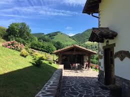 Casa rural tradicional reformada para mantener el encanto de la madera noble y la piedra original. Casa Rural En Baztan Gamiokoborda Gamiokoborda Casa Rural Baztan