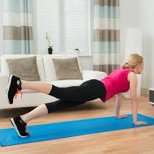 También es conveniente que realices este primer ejercicio para los glúteos en casa con una pequeña variación. Los Mejores Ejercicios De Gluteos Para Hacer En Casa Foto 1