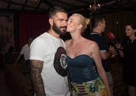 Bivša manekenka iris rajčić i nogometaš marko livaja dobili su drugo dijete. Gloria Prvo Beba Pa Vjencanje Iris Rajcic Govori O Trudnoci I Otkriva Kad Ce Je Marko Livaja Odvesti Pred Oltar