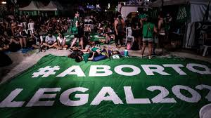 En un contexto marcado por la polarización entre partidarios y detractores de esta ley que permite el aborto, las 'verdes' y las 'celestes' han llenado las calles argentinas a la espera de la votación de esta tan. Lag9qjqrbq7ddm