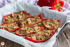 I peperoni ripieni di patate e tonno sono un piatto estivo diffuso in tutta italia, anche perché sono un ottimo e comodo antipasto utilizzato in moltissimi ristoranti. Peperoni Gratinati Al Tonno Antipasto O Secondo Piatto Caldo O Freddo