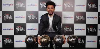 Através de uma timeline ilustrativa, contamos quem foram развернуть. Bola De Prata Claudinho Domina Com Quatro Trofeus Veja Premiados
