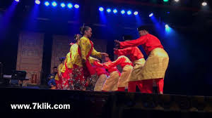 Tari mak inang merupakan tarian yang diciptakan semasa zaman kesultanan melayu melaka. Tarian Tradisional Melayu Lemah Gemalai Indahnya Tarian Tradisional Melayu Youtube