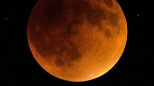 Ini berarti bumi langsung berada di antara gerhana kemudian terjadi ketika bulan memasuki bayangan bumi. Cara Muhammadiyah Dan Nu Menyambut Gerhana Bulan 2018 Nasional Tempo Co