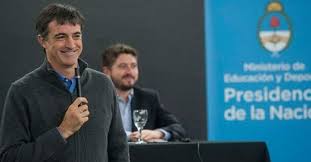 Un descuido de esteban bullrich dejó al descubierto que usa un doble para ausentarse en la sesión virtual en la reunión de comisión en la que se firmó el. Insolito Amenazo Por Telefono A Esteban Bullrich Creyendo Que Era El Amante De Su Novia Vix