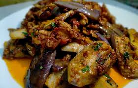 Masukkan lengkuas dan daun salam. Terung Goreng Belacan Chef Home