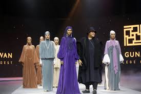 Contoh desain gamis muslim brokat syahrini, megah dan elegan ini merupakan model baju muslim artis yang memiliki desain yang. Ivan Gunawan Luncurkan Brand Baju Muslim Premium Dengan Desain Mewah Halaman All Kompas Com