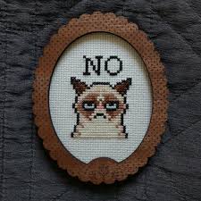 Se trata de un tutorial para hacer un precioso patron de gato de punto de cruz con explicaciones claras y detalladas y además se. Fo Lil Grumpy Cat For A Coworker Crossstitch