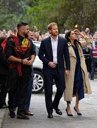So Cute Prince Harry Can T Help But Dance When Fans Serenade Him With His Wedding Song Prince Harry Prince Harry And Meghan Harry