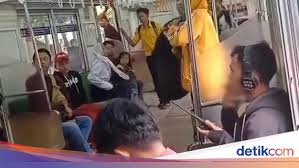 Maybe you would like to learn more about one of these? Ulah Penumpang Krl Bikin Heboh Bab Di Gerbong Hingga Merokok Santuy