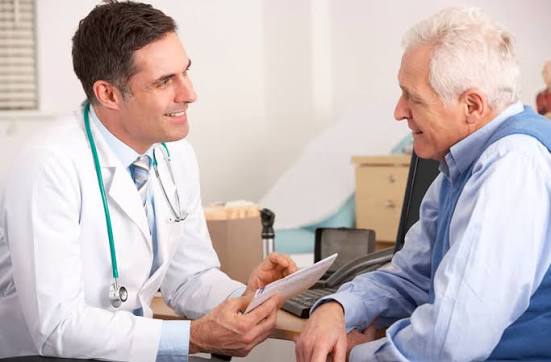Por que as consultas médicas regulares são importantes após os 60 anos?