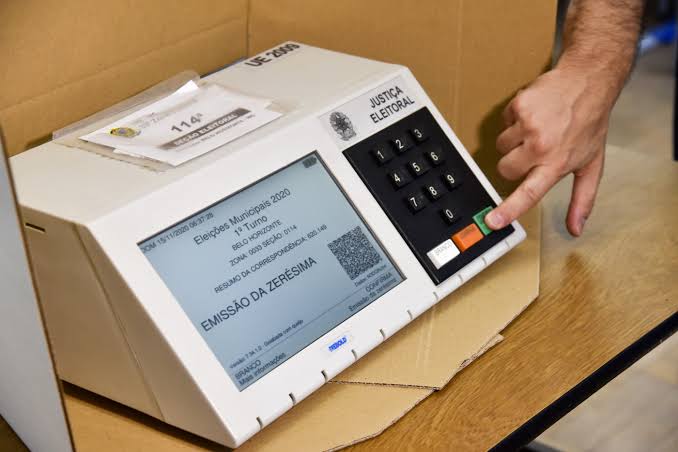Urnas eletr&ocirc;nicas est&atilde;o prontas para as elei&ccedil;&otilde;es, mas as cr&iacute;ticas v&atilde;o  continuar | Jovem Pan