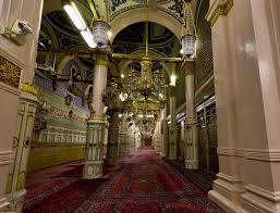 رواق السلام من جهة باب البقيع و المقصورة الشريفة في يمين الصورة Masjid Medina Mecca