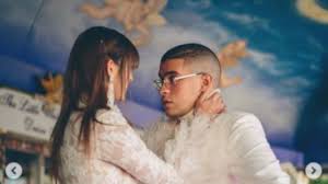 Pues en ningún momento el reguetonero le llegó a poner alguna reacción en la publicación de la modelo. Bad Bunny Enciende Rumores De Boda Tras Imagen De Su Novia Con Tremendo Anillo Televicentro